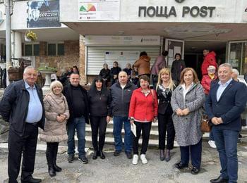 За празника на Момчиловци, 50-годишните юбиляри дариха красива арка в центъра на селото
