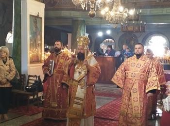 Епископ Висарион възглави архиерейска св. Литургия в  храм „Св св. Константин и Елена” в Момчиловци 