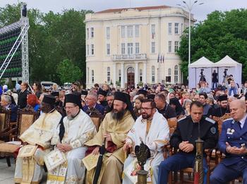 Миряни и свещеници от Смолянска духовна околия съучастваха в Съборната архиерейска Литургия на пл.” Централен” в Пловдив