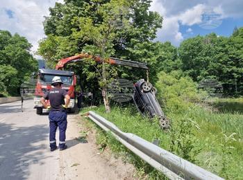  Лек автомобил се обърна по таван и падна на брега на смолянското езеро Силажа
