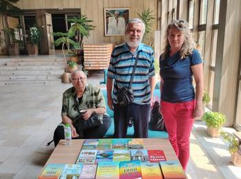 Писателят Петър А. Вангелов дари свои книги на Регионална библиотека в Смолян