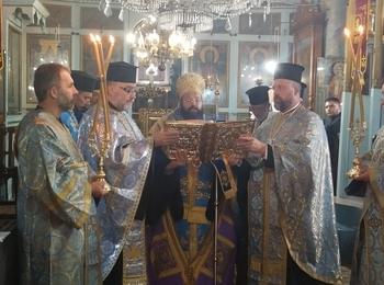 Вечерня с Молебен  канон на Пресвета Богородица бе отслужена в храм „Успение  Богородично” – кв. Устово