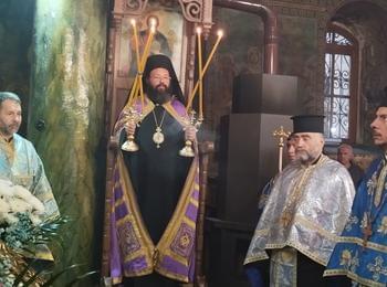 Вечерня с Молебен канон на Пресвета Богородица беше отслужена в храм „Св.св.Константин и Елена„ – с. Момчиловци