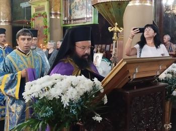 Вечерня с Молебен канон на Пресвета Богородица беше отслужена в храм „Св. Теодор Стратилат” – кв. Райково