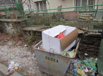 Пълнят съдовете за пепел в Смолян с битови отпадъци
