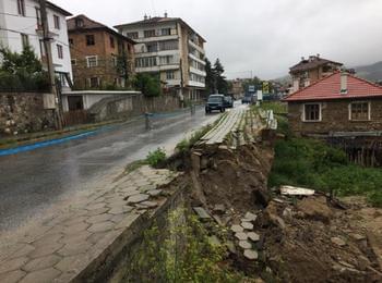  Заради пороите пропадна път в Борино 