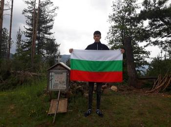 Младежи събират дарения, за да възстановят плочата на параклиса „Св.Георги Победоносец” край Дунево