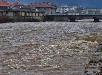 Наблюдават водите на Върбица при Златоград