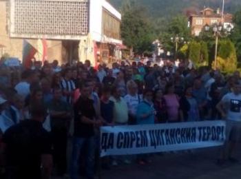  Над 200 души се включиха в протестното бдение „Да спрем циганския терор!”