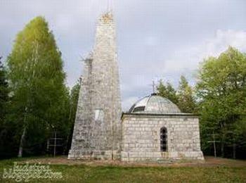 Родолюбци се събраха и почистиха паметника на връх "Средногорец"