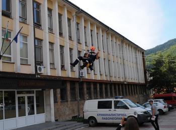 Пожарникари на правиха демонстрации на центъра на Смолян