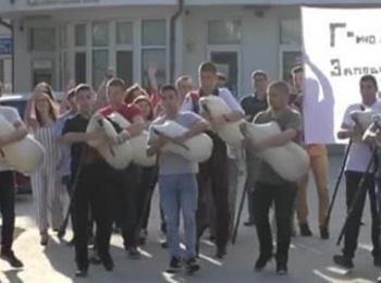  Ученици поканиха учител на абитуриентски бал с гайди
