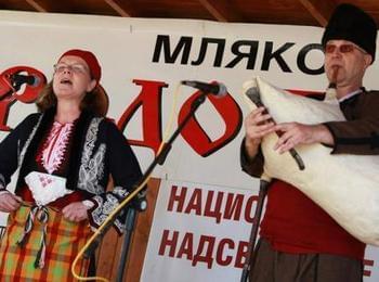  Влюбени в родопския фолклор холандци станаха почетни жители на Момчиловци