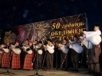15 метрова елха грейна в центъра на Смолян