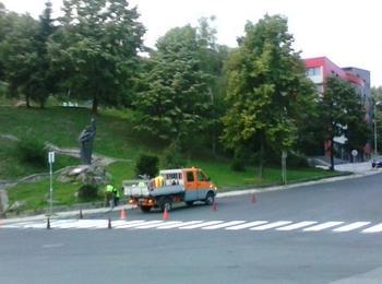Община Смолян боядисва и освежава пешеходните пътеки в близост до училищата и детските градини