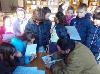 Ученици разгледаха изложба в библиотеката 
