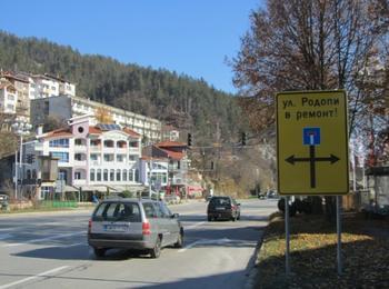 Светофарът в кв.Райково работи в режим на жълта мигаща светлина заради създадената временна организация на движение