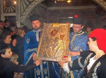   Десетки миряни се помолиха пред чудотворната икона на Света Богородица - Златна Ябълка в Чепеларе