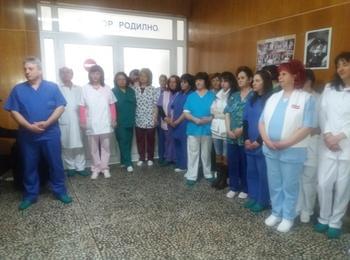 Акушерите посрещат  Деня на родилната помощ със 72 бебета повече през  2016-та  и 6 двойки близнаци