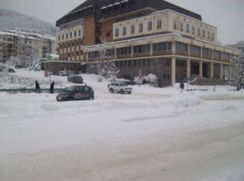Жълт код за Южна и Югоизточна България.В Смолян снежната покривка вече е 15 см.