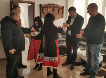 Ученици и служители от ЦСРИ закичиха с мартеници кмета на Неделино 