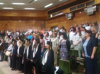 В Сесийната зала на община Смолян тържествено бяха връчени дипломите на випуск 2017 на Езиковата гимназия
