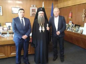 Кметът Мелемов подари Ключ с герба на Смолян на митрополит Николай