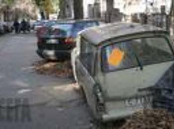 Глобяват собствениците на изоставени автомобили