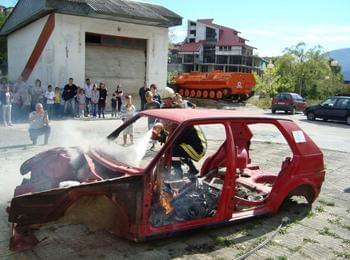 Забавни и атрактивни игри, свързани с пожарната безопасност, представиха огнеборци