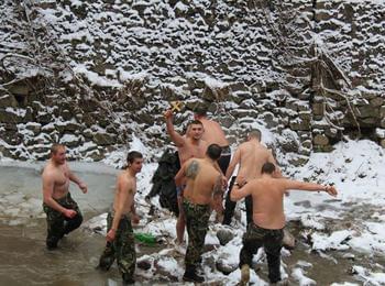 Димитър Панайотов извади Богоявленския кръст от ледените води на река Черна в Смолян