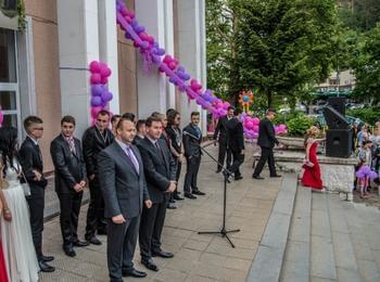 Мадан изпрати Випуск 2016г., кметът за поредна година изненада най-ученолюбивите
