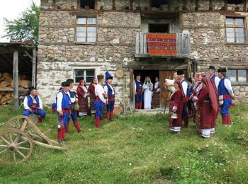 Кметът на Доспат награждава певци, културни деятели и майстори-чешмари с почетния знак на Община Доспат