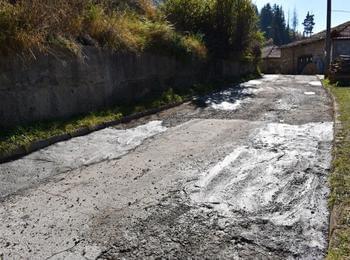 Граждани на Чепеларе сами запълниха дупки по пътя
