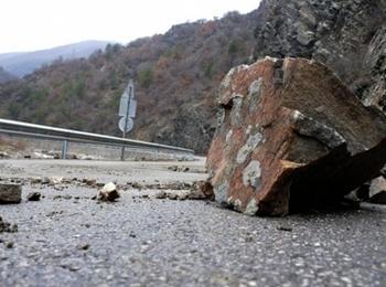  Опасност от падащи камъни по пътищата в Смолянско, дъжд вали в цялата област   
