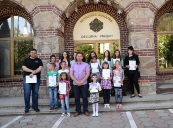  Кметът на общината награди участниците в конкурса за проект „МОЯТ ГРАД СЕ ПРОМЕНЯ И АЗ ИСКАМ ДА ЖИВЕЯ ТУК, ЗАЩОТО...! ”
