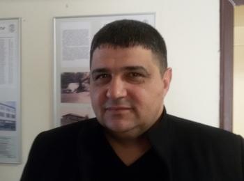  Кмет дари жените от селото си с  чадъри и портмонета за 8 – ми март