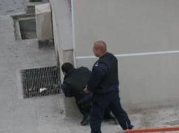 Остава един заложник, премиерът ръководи акцията