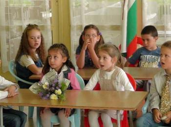  Кметът на Неделино подари театър на децата