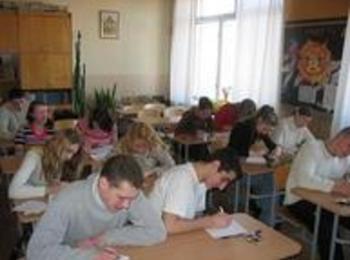Преподавателите с дълъг стаж в средните училища започват да получават месечни бонуси към заплатите си