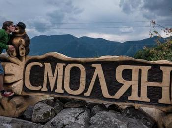  Завършена е пространствената композиция  около дървената пластика „Смолян”