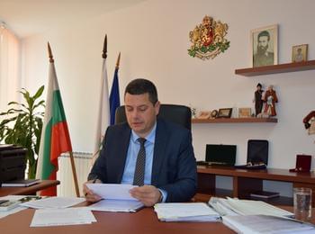 Ударно кърпят дупките в Неделино за празника
