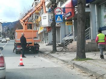 Почистват основно Смолян от хвърления пясък през зимата
