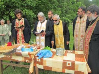  С водосвет дадоха началото на  строителството на параклис „Св.Петка” край Устово