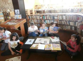 Ученици от Смолян търсиха отговор в библиотеката “Какво си говорят книгите нощем?”