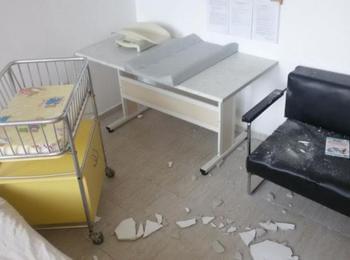 Мазилка се откърти от тавана на болнична стая до новородено бебе 
