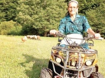 Баба пасе кози с АТВ