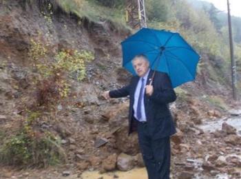 Министър Найденов идва в Неделино, електрически стълб застрашава града да остане без ток