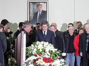 Хиляди чакат в дъжда да се сбогуват с Батето