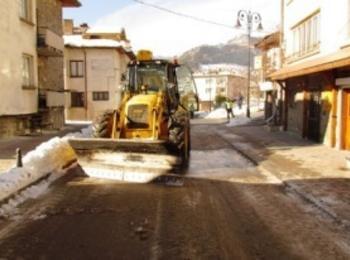 Над 80 машини почистват снега и опесъчават пътищата в област Смолян
