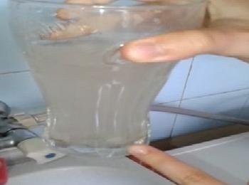 Мръсна вода тече от чешите в смолянски квартал